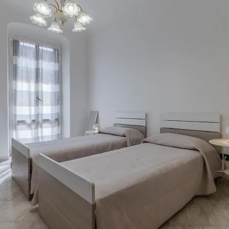 Apartment Lighthouse W/ Balcony La Spezia